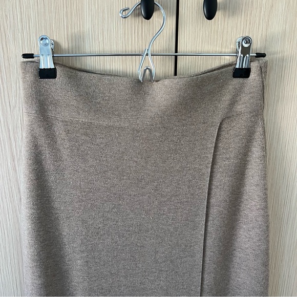 Club Monaco beige knit skirt - Picture 2 of 11